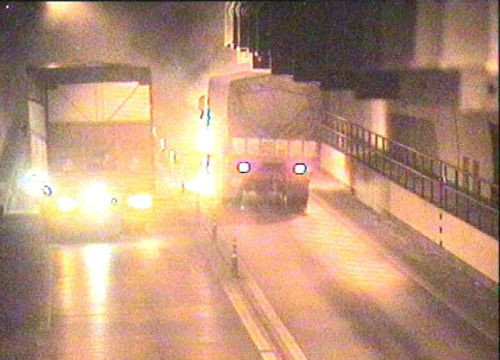 Lai them mot vu chay xe du doi trong ham Hai Van