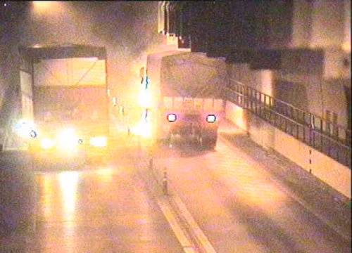 Lai them mot vu chay xe du doi trong ham Hai Van