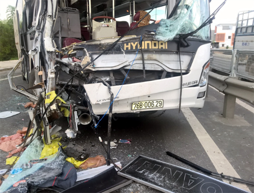 6. Quảng Nam: Xe khách mất lái đâm xe tải, 1 người tử vong Khoảng 4h ngày 10/9, trên Quốc lộ 1A, đoạn qua xã Tam Đàn, huyện Phú Ninh, tỉnh Quảng Nam, xe khách BKS 76B-006.29 do tài xế Ngô Hữu Lộc, sinh năm 1984, trú tại Kỳ Hạ Nam, xã Hành Đức, huyện Nghĩa Hành, tỉnh Quảng Ngãi điều khiển bất ngờ bị mất lái đâm đuôi xe tải BKS 43C-018.16, bị hỏng máy đỗ bên lề đường để sửa chữa. Vụ tai nạn khiến một hành khách trên xe là chị Nguyễn Thị Mỹ Tài, sinh năm 1995, trú xã Hành Trung, huyện Nghĩa Hành tử vong.