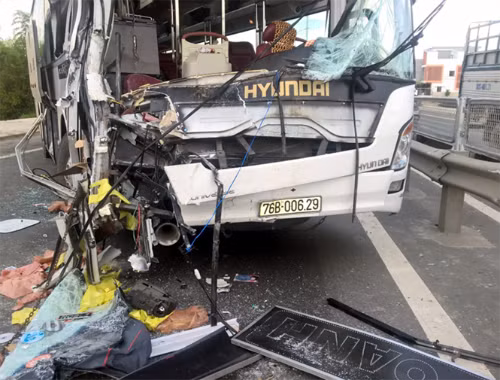 6. Quảng Nam: Xe khách mất lái đâm xe tải, 1 người tử vong Khoảng 4h ngày 10/9, trên Quốc lộ 1A, đoạn qua xã Tam Đàn, huyện Phú Ninh, tỉnh Quảng Nam, xe khách BKS 76B-006.29 do tài xế Ngô Hữu Lộc, sinh năm 1984, trú tại Kỳ Hạ Nam, xã Hành Đức, huyện Nghĩa Hành, tỉnh Quảng Ngãi điều khiển bất ngờ bị mất lái đâm đuôi xe tải BKS 43C-018.16, bị hỏng máy đỗ bên lề đường để sửa chữa. Vụ tai nạn khiến một hành khách trên xe là chị Nguyễn Thị Mỹ Tài, sinh năm 1995, trú xã Hành Trung, huyện Nghĩa Hành tử vong.