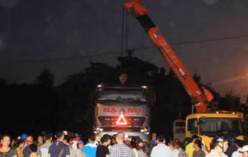 9. Bé gái 4 tuổi tử vong dưới gầm xe đầu kéo. Khoảng 18h ngày 11/9, tại khu vực ngã tư giao nhau giữa đường Phan Chu Trinh và đường Hạc Thành, phường Điện Biên, thành phố Thanh Hóa, chị Lê Thị Thắm (20 tuổi) điều khiển xe máy chở theo cháu Lê Tường Vi (4 tuổi) cùng một người bạn gái bất ngờ va chạm với chiếc xe đầu kéo đi hướng ngược lại. Hậu quả, cháu Vi tử vong tại chỗ, chị Thắm và người bạn bị thương nặng.