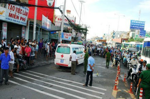 8. Xe tải cuốn ba người vào gầm ở 'vòng xoay tử thần. Khoảng 15h30 ngày 11/9, người đàn ông chừng 50 tuổi chạy xe ôm chở hai cô gái (khoảng 25 tuổi, chưa rõ danh tính) từ vỉa hè quốc lộ 1A (đoạn gần vòng xoay An Sương, huyện Hóc Môn, TPHCM) chạy xuống đường để lưu thông. Khi vừa xuống lòng đường, xe máy chở ba người bị xe tải lưu thông trên quốc lộ 22 rẽ về quốc lộ 1A tông trúng rồi cuốn cả ba vào gầm. Một cô trong hai cô gái tử vong tại hiện trường, người đàn ông chạy xe ôm cùng cô gái còn lại bất tỉnh, mất nhiều máu.