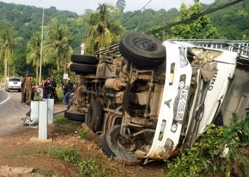 4. Gia Lai: Lật xe tải, 4 người thương vong trên QL19. Khoảng 0h29 sáng 9/9, tại Km 152+350 trên Quốc lộ 19 thuộc địa bàn huyện Đắk Đoa (Gia Lai), xe ô tô tải BKS 81C-02059 do anh Trần Quốc (SN 1997, trú thôn Tân Phú, xã Đak Djrăng, huyện Mang Yang) điều khiển hướng từ TP. Pleiku đi Mang Yang, trên xe còn có Nhữ Văn Huy (SN 1995, trú tại thôn Ktu, xã Kon Gang, huyện Đak Đoa); anh Mai Hữu Thanh (SN 1997) và Lê Văn Chính (SN 1990), cùng trú tổ dân phố 4, thị trấn Kon Dơng, huyện Mang Yang đang lưu thông thì bất ngờ tự lật. Hậu quả, anh Quốc và anh Huy tử vong, anh Thanh, anh Chính bị thương.