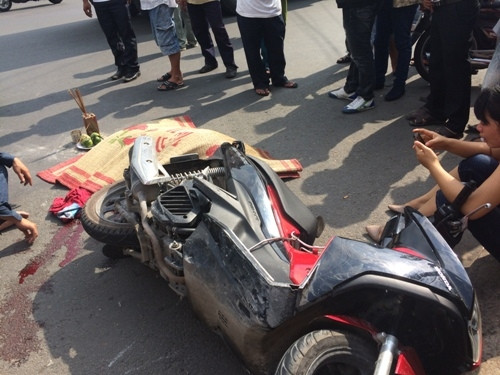 3. Bình Dương: Xe tải tông xe máy, người đàn ông tử vong tại chỗ Khoảng 14h chiều 8/9, trên đường Huỳnh Văn Cù, đoạn đi qua địa bàn phường Chánh Mỹ, TP.Thủ Dầu Một, xe máy BKS 59P1- 673.86 đang lưu thông trên đường. Khi đến 1 đoạn cua gấp trên con đường thì xảy ra va chạm với một xe ô tô tải BKS 61C - 152.63 chạy cùng chiều từ phía sau tông đến. Cú tông mạnh khiến người đi xe máy ngã xuống đường, bị bánh xe tải chèn qua người tử vong tại chỗ.