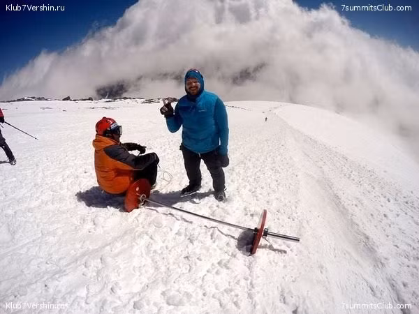 Hai ngày cuối thời tiết càng trở nên xấu nhưng cuối cùng Rodichev cũng vượt qua được và thành công vào đúng ngày 6/9/2015 sau 8 ngày chinh phục. Đồng hành cùng Rodichev còn có tổ huấn luyện viên chuyên nghiệp và VĐV leo núi Alexander Sukharev. Ảnh: Rodichev (áo xanh) và những người bạn đồng hành.