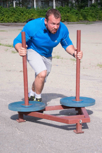 Trước khi thực hiện kỷ lục gánh tạ leo núi trên, anh Andrey Rodichev đã phải tập luyện đi bộ đường trường mỗi ngày hai lần và 7 lần/tuần. Mỗi sáng anh đều chạy bộ trong vòng 1 tiếng rưỡi và mang tạ nặng 10kg.