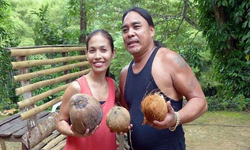 Buko King đang cố gắng để trò bóc vỏ dừa bằng răng của mình trở thành một điểm thu hút khách du lịch. (Nguồn: CCTVNews).