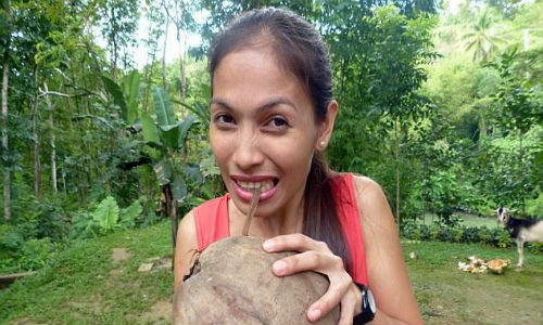 Nhiều vị khách đã tới đây thử nhưng không bóc được một mảnh vỏ dừa nào. (Nguồn: CCTVNews).