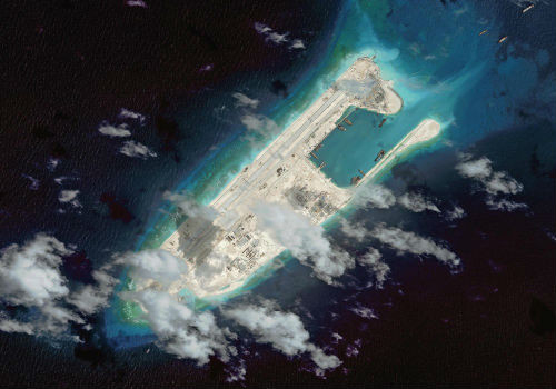 Ảnh bãi đá Chữ Thập (Fiery Cross Reef) chụp tháng 8/2015 cho thấy Trung Quốc đang ráo riết bồi đắp đảo và quân sự hóa.