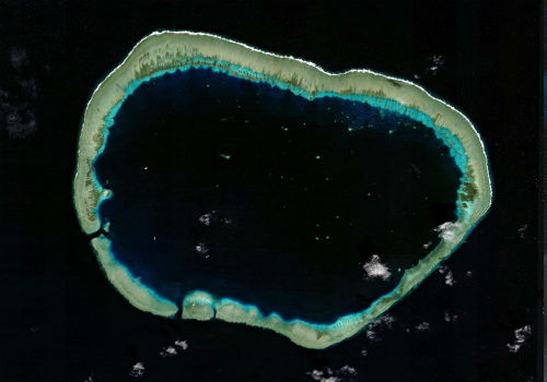 Ảnh chụp vệ tinh bãi Đá Vành Khăn (Mischief Reef) năm 2012.