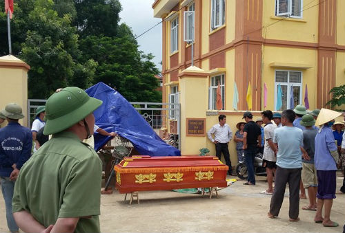 Mang quan tai den uy ban xa kien vi dong dat lam chet nguoi