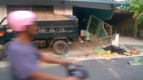 6. Nam Định: Xe tải “điên” gây tai nạn, 1 người tử vong Khoảng 16h30 chiều ngày 14/9, ông Đỗ Xuân Đông (63 tuổi) điều khiển xe đạp lưu thông trên trên đường thôn Phương Nhi, Yên Lợi, Ý Yên, Nam Định thì bất ngờ bị chiếc xe ô tô tải chở vật liệu xây dựng mang BKS 18L-4978 chạy theo chiều ngược lại với tốc độ cao tông phải. Sau đó, chiếc xe tải “điên” tiếp tục đâm thủng nhà một người dân. Cú va chạm khiến ông Đông tử vong tại chỗ.