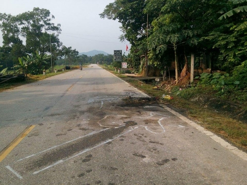 3. Hà Tĩnh: Xe máy đối đầu nhau, 2 người đàn ông tử vong Khoảng 17h ngày 13/9, tại Km777, đường Hồ Chí Minh, đoạn đi qua địa bàn khối 15, thị trấn Phố Châu, huyện Hương Sơn (Hà Tĩnh), do không làm chủ được tốc độ, người đàn ông điều khiển xe máy mang BKS: 38H1-106.47 đã đâm trực diện vào chiếc xe máy không có biển số do một người đàn ông khác điều khiển, chạy ngược lại. Cú va chạm mạnh khiến 2 người đàn ông tử vong.