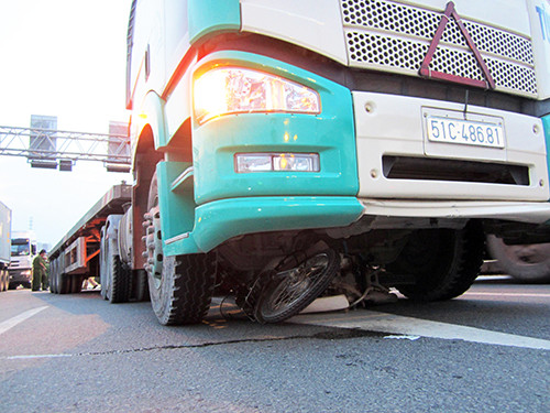 10. Hai cô gái trẻ bị xe ben cuốn vào gầm Khoảng 16h00 chiều ngày 18/9, 2 cô gái (khoảng 20 tuổi) đi trên xe máy mang BKS: 67N4 – 0389, lưu thông trên quốc lộ 1 hướng từ cầu Đồng Nai về vòng xoay Tam Hiệp. Khi đến ngã tư Vũng Tàu (phường Long Bình Tân, Tp. Biên Hòa, tỉnh Đồng Nai) thì bất ngờ va chạm với xe ben mang BKS: 51C – 264.75, chạy cùng chiều và đang rẽ phải vào quốc lộ 51. Cú va chạm khiến 2 nạn nhân bị “hung thần” cuốn vào gầm làm một người bị thương, một người trong tình trạng nguy kịch.