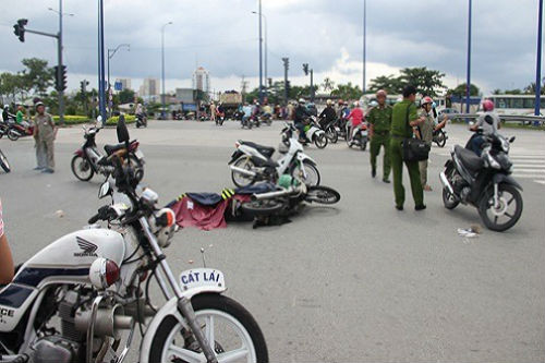 5. “Hung thần” xe ben cán chết bé 2 tuổi và ông ngoại Khoảng 14h ngày 13/9, ông Phạm Đình Luân (56 tuổi, ngụ quận 3) điều khiển xe máy chở vợ và cháu ngoại là bé Huỳnh Phạm Phi Hạo (SN 2013) về nhà. Khi lưu thông đến nút giao An Phú (giao lộ Mai Chí Thọ- Lương Định Của, thuộc phường An Phú, quận 2) thì va chạm với xe ben loại 15 tấn mang biển số tỉnh Tiền Giang. Cú va chạm khiến ông Luân tử vong tại chỗ, vợ và cháu ngoại ông Luân được đưa vào bệnh viện quận 2 cấp cứu. Tuy nhiên do vết thương quá nặng nên cháu Hạo đã không qua khỏi.
