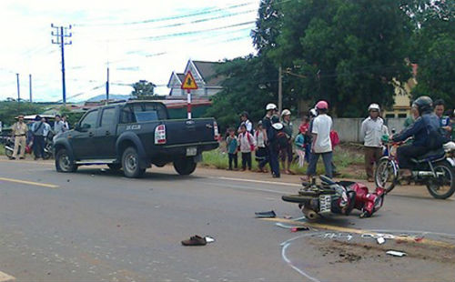 7. Cố vượt xe buýt, 1 người chết, 2 người bị thương Khoảng 10h sáng 17/9, tại quốc lộ 14, đoạn qua tổ dân phố 9, thị trấn Ea Đrăng, huyện Ea H’leo (Đắk Lắk), một xe máy chở 3 người sau khi va chạm với xe buýt liền loạng choạng lao sang làn đường ngược chiều. Đúng lúc chiếc xe ô tô lưu thông ngược lại chạy đến tông thẳng vào chiếc xe máy khiến 1 người phụ nữ chết tại chỗ, 2 người khác bị thương.