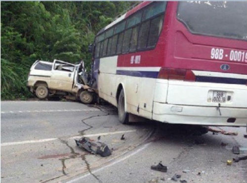 2. Xe khách tông nhau, 2 người văng xuống đường chết thảm Khoảng 12h15 trưa ngày 13/9, tại quốc lộ 1A đoạn đi qua thị trấn Đồng Đăng (Lạng Sơn), chiếc xe khách loại lớn mang biển kiểm soát 98B - 000.19 và chiếc xe khách loại nhỏ đang lưu thông ngược chiều thì bất ngờ đâm trực diện vào nhau. Cú đâm làm chiếc xe khách loại nhỏ nát hẳn phần đầu, 2 người trên xe khách nhỏ văng xuống đường tử vong tại chỗ.
