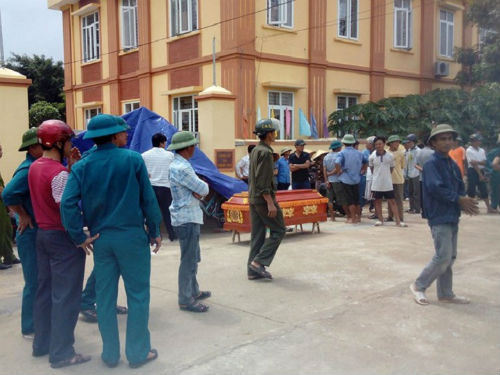 6. Mang thi thể nạn nhân tai nạn giao thông đến trụ sở UBND xã Khoảng 19h30 ngày 9/9, anh Hoàng Văn Hiên (30 tuổi) chạy xe máy đi đón vợ. Tuy nhiên, chờ mãi không thấy chồng đến đón, vợ anh Hiên đã nhờ xe người làng về nhà, sau đó điện thoại cho nhiều người thân hỏi tin về anh Hiên nhưng không ai biết. Đến 4h sáng nay 10/9, gia đình được người dân báo tin anh Hiện bị chết ven vệ đường ở cánh đồng Tra. Cho rằng người thân bị tai nạn giao thông dẫn tới tử vong là do chính quyền địa phương tắc trách trong thi công hạ tầng giao thông, thủy lợi, nên người nhà đã khiêng thi thể nạn nhân đến đặt trước cổng trụ sở UBND xã.