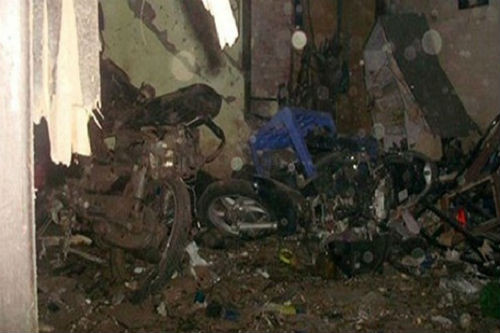 9. Nổ mìn tự chế để trả thù ở Hà Nội: 1 người chết tại chỗ Khoảng 18 h45 ngày 11/9, ngôi nhà số 23, ngách 64 (ngõ Thông Phong thuộc P.Quốc Tử Giám, Q.Đống Đa, TP.Hà Nội) đã xảy ra một vụ nổ lớn khiến ông Nguyễn Đồng Đảng (60 tuổi, ngụ ở ngách 25, ngõ Thông Phong) tử vong tại chỗ khi đi ngang qua đây. Hai người bị thương gồm anh Nguyễn Anh Lâm (19 tuổi, ngụ ở phố Tôn Đức Thắng, Q.Đống Đa) và chị Phạm Thị Phương (38 tuổi, ngụ ở ngõ Thông Phong). Nguyên nhân ban đầu được cơ quan công an xác minh làm rõ là xuất phát từ mâu thuẫn cá nhân.