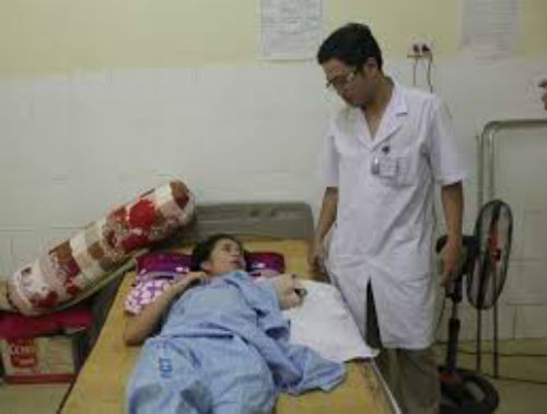 2. Nữ du khách bị hổ cắn đứt lìa cánh tay Ngày 6/9, các bác sĩ của Bệnh viện Chấn thương chỉnh hình Nghệ An vẫn đang điều trị cho bệnh nhân Lê Thị Yến (21 tuổi, ngụ H.Phú Lộc, Thừa Thiên-Huế), người bị hổ cắn đứt lìa cánh tay trái khi cùng gia đình chồng đến tham quan tại Khu du lịch sinh thái Trại Bò (xã Diễn Lâm, H.Diễn Châu, Nghệ An - nơi đang nuôi nhốt hàng chục loài động vật quý hiếm). Sau khi xảy ra sự việc, đại diện Khu du lịch sinh thái Trại Bò cho biết đây là tai nạn hy hữu ngoài ý muốn và đã thỏa thuận bồi thường cho chị Yến 150 triệu đồng.