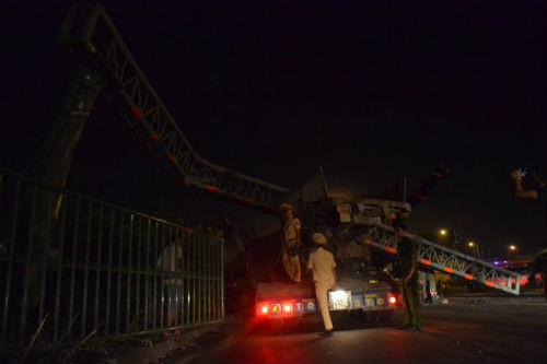 4. Cần cẩu kéo sập thanh chắn đè chết người đi xe gắn máy Khoảng 2h30 ngày 8/9, chiếc xe đầu kéo chở một xe tải cẩuđi trên quốc lộ 1 theo hướng từ quận Thủ Đức về ngã tư An Sương. Khi đến gần cầu vượt Quang Trung, Q.12, cần cẩu chiếc xe tải phía trên vướng vào thanh chắn giới hạn chiều cao có ghi thông số là 4,3 mét. Thanh chắn bị kéo sập đè trúng xe máy của ông Trần Văn Lớp (52 tuổi, quê Bến Tre) khiến ông này tử vong tại chỗ. Tiếp đó, chiếc xe gây tai nạn còn va chạm với một xe tải và một chiếc taxi.