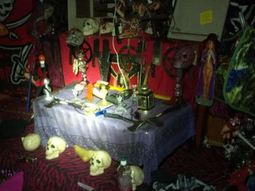 Phu nu ky di tang tru hang nghin luoi dao kiem trong nha-Hinh-2