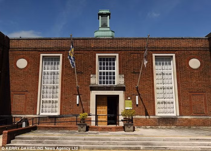 Các chuyên gia sau đó phát hiện thêm 104 đồng xu nữa tại địa điểm này. Kho báu được gửi tới Bảo tàng Anh để định giá và sau đó sẽ được bán đấu giá, với khoản tiền thu được chia cho Carrington và chủ sở hữu khu đất.