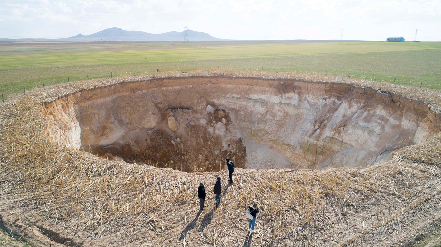 Theo Cơ quan Khảo sát Địa chất Hoa Kỳ (USGS), các hố tử thần thường xảy ra trên hệ thống địa chất gồm đá vôi, đá cacbonat, đá muối hoặc các loại đá dễ hòa tan trong nước.