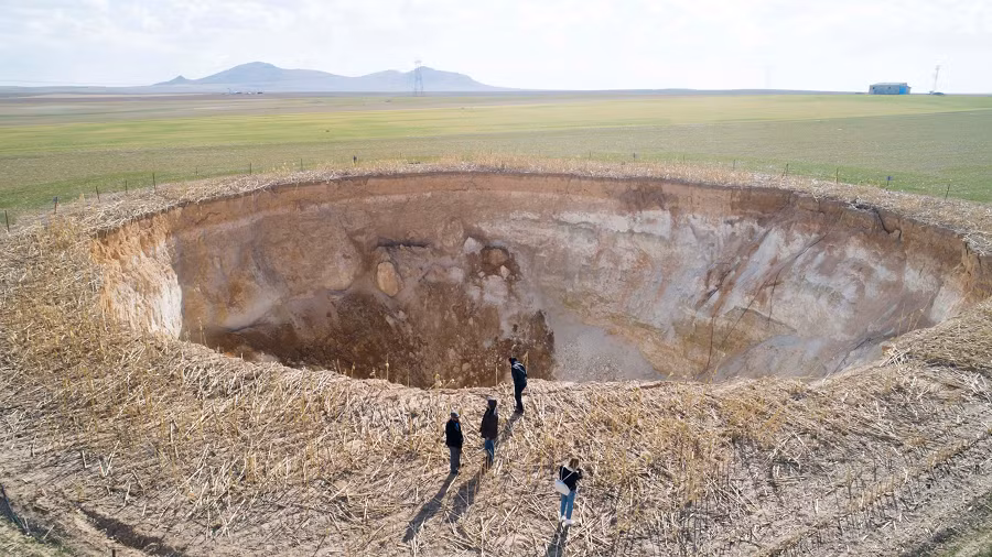 Theo Cơ quan Khảo sát Địa chất Hoa Kỳ (USGS), các hố tử thần thường xảy ra trên hệ thống địa chất gồm đá vôi, đá cacbonat, đá muối hoặc các loại đá dễ hòa tan trong nước.