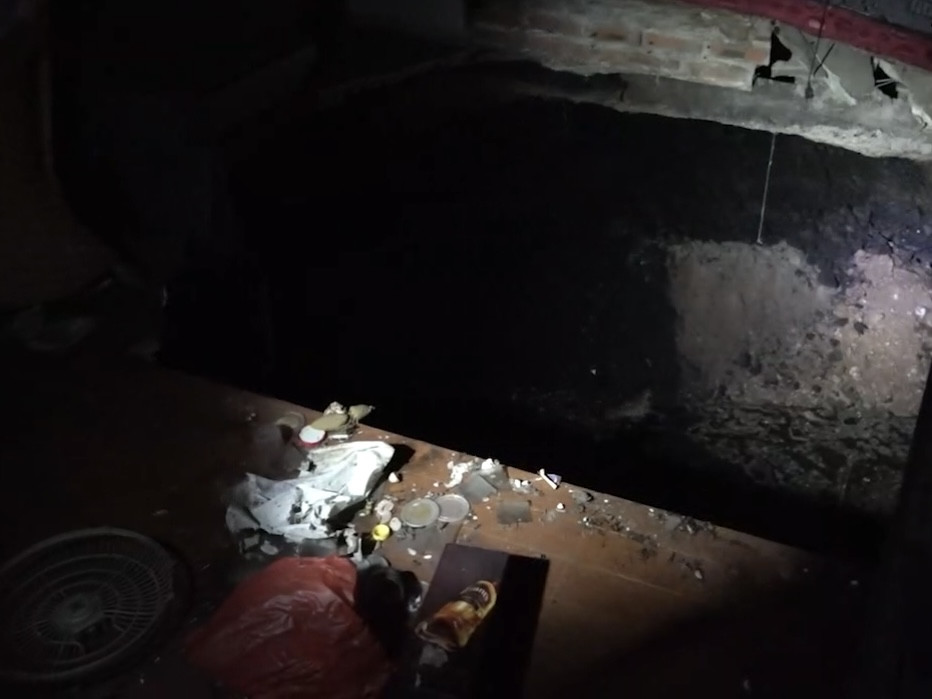 Trước đó, ngày 23/6, một hố khác xuất hiện tại phòng karaoke của gia đình ông Trần Hữu Ba ở cùng khu vực, có đường kính 3,5m và sâu 4m, làm rơi bàn ghế, tivi xuống hố. (Ảnh: Đoàn Hưng)