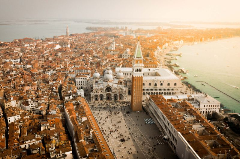 2. Venice, Italy: Thành phố trải dài trên 117 hòn đảo nhỏ ở biển Adriatic với hơn 270.000 dân cư trên diện tích khoảng 460 km².