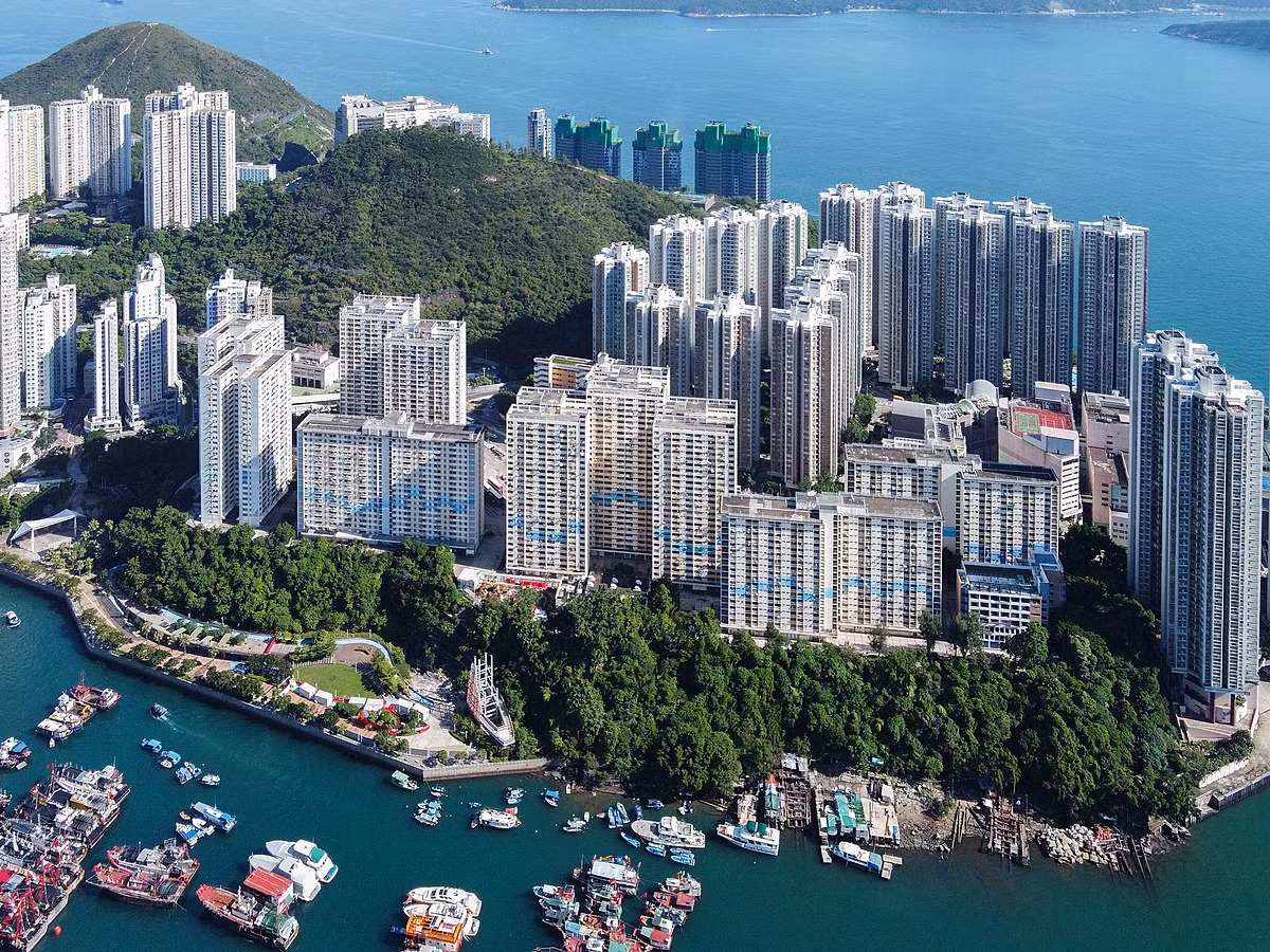 6. Ap Lei Chau, Trung Quốc: Nằm ngoài khơi bờ biển phía nam của đảo Hong Kong, diện tích khoảng 1,3 km² với 87.000 người sinh sống, mật độ dân số vào khoảng 67.000 người/km