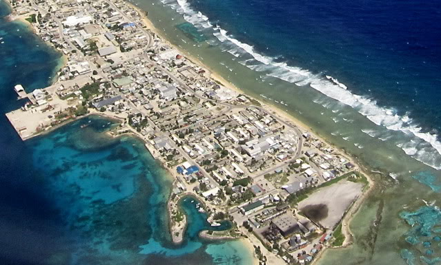 8. Đảo Ebeye, Cộng hòa Quần đảo Marshall (RMI): Diện tích 16,4 km² với mật độ dân số cao lên đến 150.000 người/km², là hòn đảo đông dân cư nhất của nhóm đảo Kwajalein của RMI.