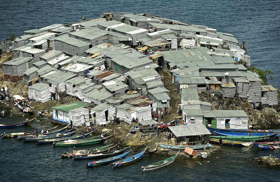 7. Migingo, Kenya &amp; Uganda: Diện tích nhỏ bé chỉ bằng một nửa sân bóng nhưng có gần 200 người sinh sống. Hòn đảo này là nơi tranh chấp giữa Kenya và Uganda.