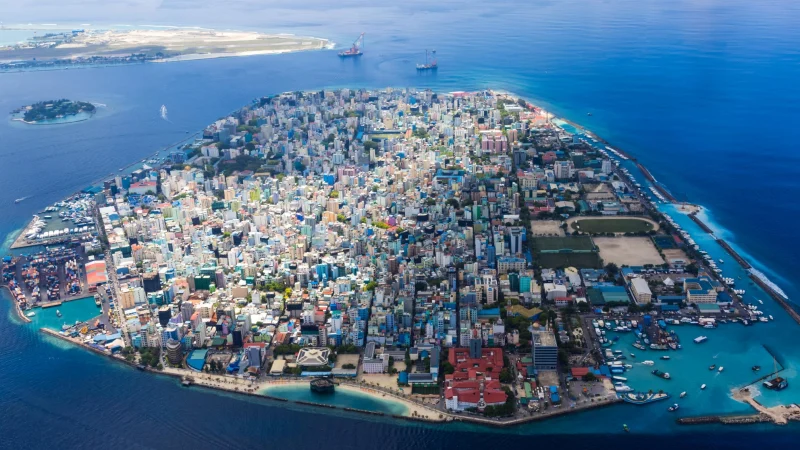 1. Male, Maldives: Thủ đô của Maldives, diện tích chỉ khoảng 6 km² nhưng có tới 133.000 người sinh sống, trở thành một trong những khu vực đông dân nhất thế giới. Đây là một trong những hòn đảo chật chội nhất thế giới.
