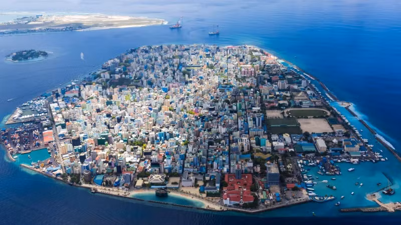 1. Male, Maldives: Thủ đô của Maldives, diện tích chỉ khoảng 6 km² nhưng có tới 133.000 người sinh sống, trở thành một trong những khu vực đông dân nhất thế giới. Đây là một trong những hòn đảo chật chội nhất thế giới.
