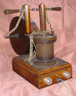 8. Máy giao động của Tesla: Máy tạo ra tần số rung động để phá hủy vật thể, nhưng cũng có tiềm năng chữa bệnh.