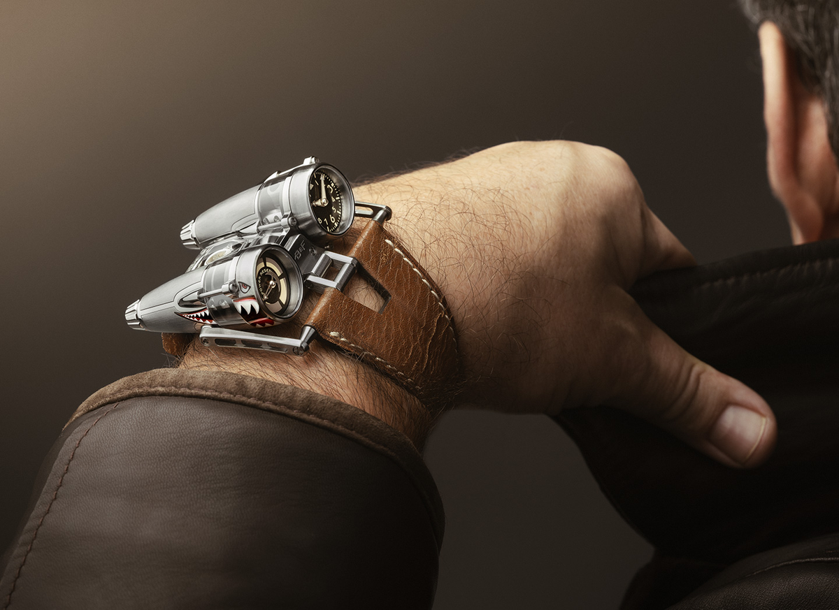 1. MB&amp;F HM4 Thunderbolt: MB&amp;F HM4 Thunderbolt được lấy cảm hứng từ máy bay A-10 và được thiết kế theo phong cách phi công cổ điển. Chiếc đồng hồ này có vỏ titanium phức tạp, được cấu tạo từ hơn 300 bộ phận nhỏ, với cơ chế gắn dây đeo độc đáo và các đoạn sapphire của hai “ống động cơ”. Đây là một kiệt tác nghệ thuật kết hợp giữa truyền thống và sáng tạo, mang lại trải nghiệm đeo độc đáo và đậm chất công nghệ.