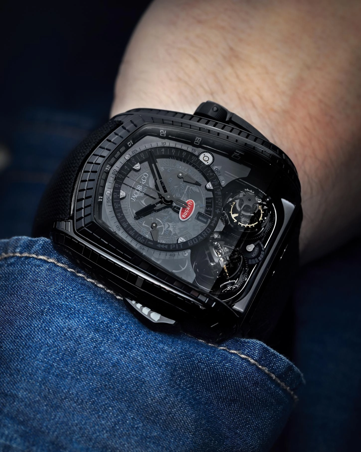 7. Jacob &amp; Co. Twin Turbo Furious La Montre Noire Bugatti: Jacob &amp; Co. Twin Turbo Furious La Montre Noire Bugatti là chiếc đồng hồ lấy cảm hứng từ Bugatti Type 57SC Atlantic Coupe. Được bọc bằng vàng đen 18K và trang trí bằng ngọc bích đen tự nhiên, chiếc đồng hồ này kết hợp sự phức tạp của Twin Turbo Furious với lịch sử độc đáo của La Voiture, mang lại vẻ đẹp và hiệu suất xuất sắc.