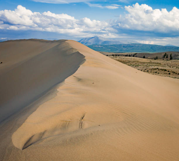 Chara Sands là điểm thu hút khách du lịch, nhưng việc tiếp cận nó không hề dễ dàng do cần phải vượt qua hai con sông gồ ghề.