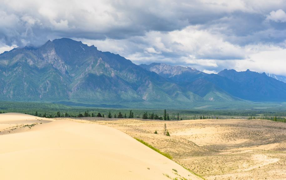 Vào mùa đông, nhiệt độ có thể giảm xuống âm 50 độ C và sa mạc được phủ kín bởi tuyết.