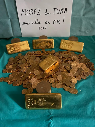 Ngôi nhà ba tầng này từng thuộc về bốn anh chị em không có con cái, và người cuối cùng trong số họ qua đời ở tuổi ngoài 90. Một người họ hàng đã bán ngôi nhà cho chính quyền với giá 130.000 euro mà không hề biết về số vàng này.