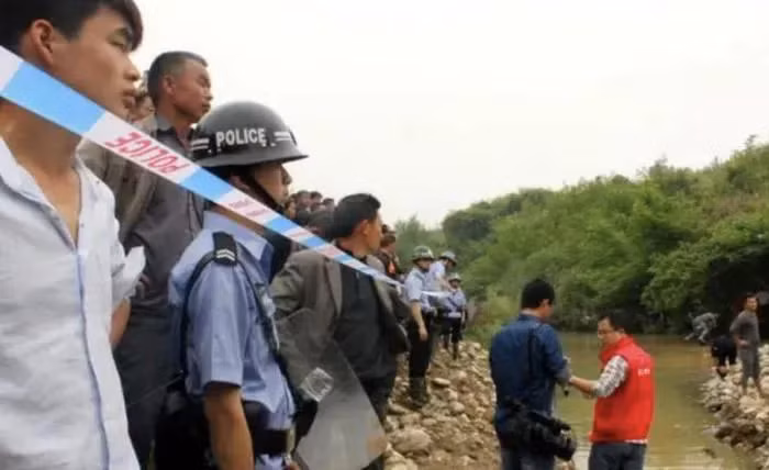 Do kích thước lớn, họ phải nhờ đến máy xúc và xe cẩu để trục vớt cây gỗ. Cảnh sát đã phong tỏa hiện trường và xác định giá trị cây gỗ khoảng 100 triệu NDT (hơn 300 tỷ đồng). Ông Lý quyết định bàn giao cây gỗ quý này cho chính quyền để phục vụ công tác nghiên cứu và bảo tồn. Chính quyền địa phương đã khen ngợi và trao thưởng cho ông 500 NDT (khoảng 1 triệu đồng).