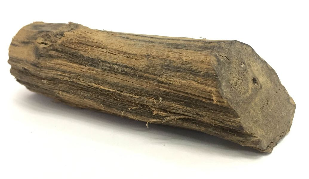 Từ thời Ai Cập cổ đại, nữ hoàng, vua chúa đã sử dụng các loại trang sức từ gỗ trầm hương với mục đích như bùa hộ mệnh.