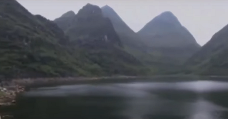 Các nhà khoa học đã tiến hành khảo sát và phát hiện ra những mỏm đá nứt và lỗ trên mặt hồ có kết nối với mạch nước ngầm.