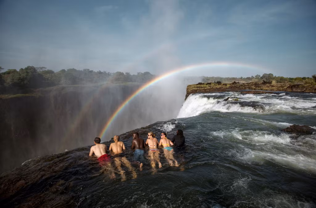 5. Devil's Pool, thác Victoria, Zambia: Bể bơi tự nhiên nằm ở rìa thác lớn nhất thế giới, cho phép bơi từ tháng 9 đến tháng 12 khi mực nước hạ thấp.