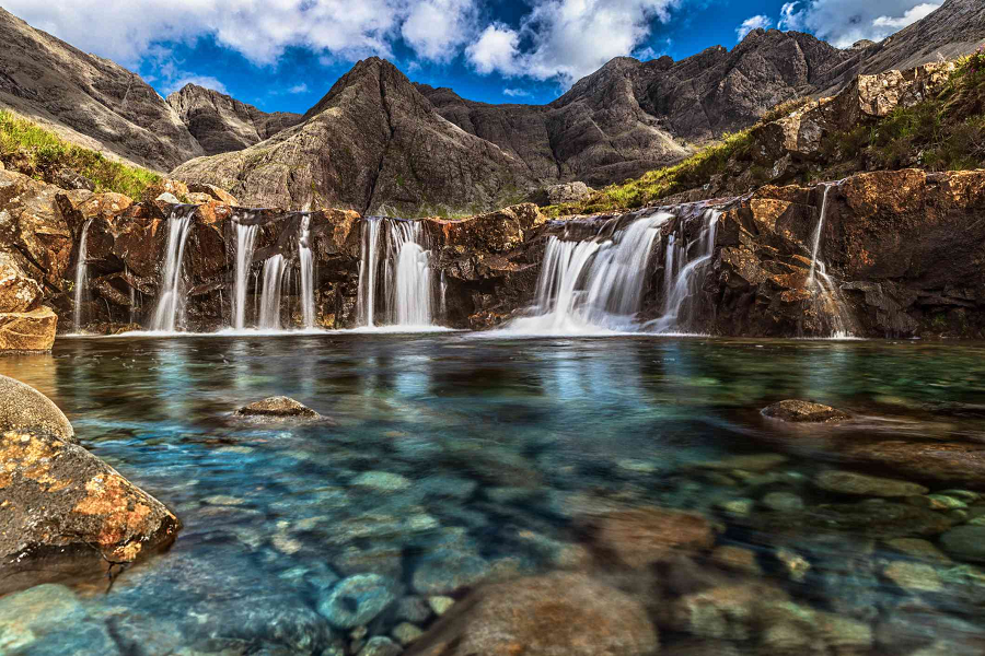 6. Hồ Fairy, đảo Skye, Scotland: Hồ nước trong vắt và lạnh giữa khung cảnh hùng vĩ, lý tưởng cho du khách thư giãn sau chuyến leo bộ.