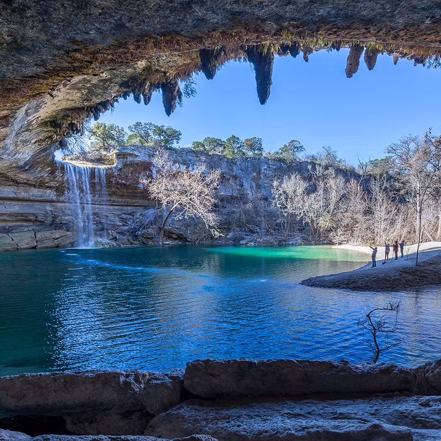 8. Hồ Hamilton, Texas, Mỹ: Hồ nước nằm gần Austin, giống như hang động với cửa sổ trời khổng lồ và thác nước đổ xuống hồ.