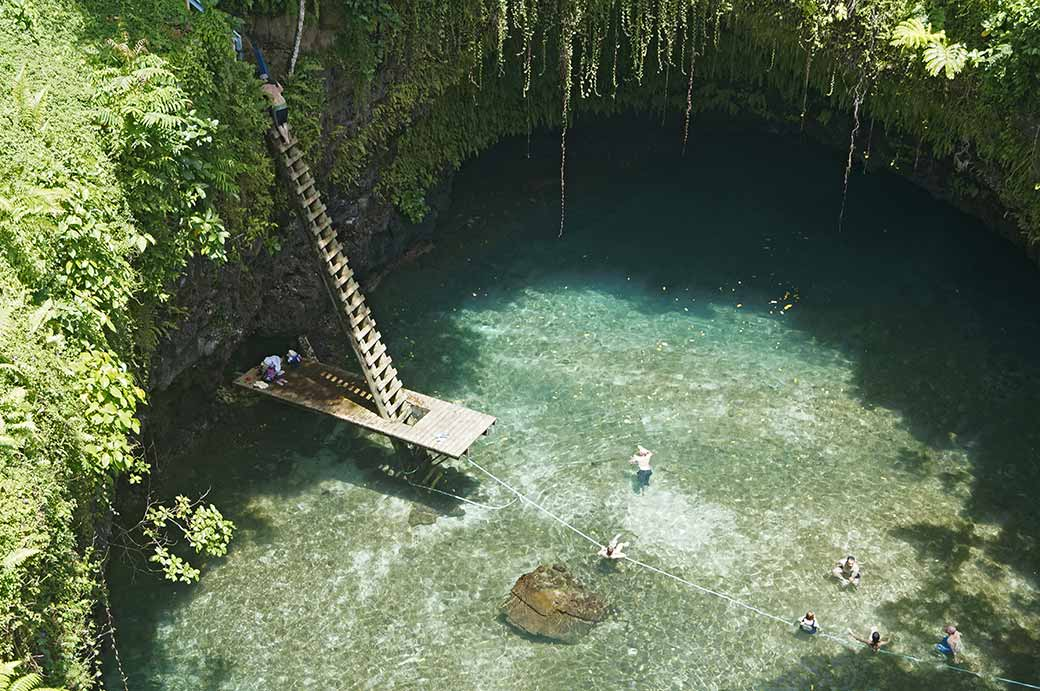 2. Hố sụt To Sua, Lotofaga, Samoa: Hố sụt giữa cây xanh, nổi tiếng với vẻ đẹp nhiệm màu, cho phép du khách bơi và khám phá hang ngầm dẫn ra biển.