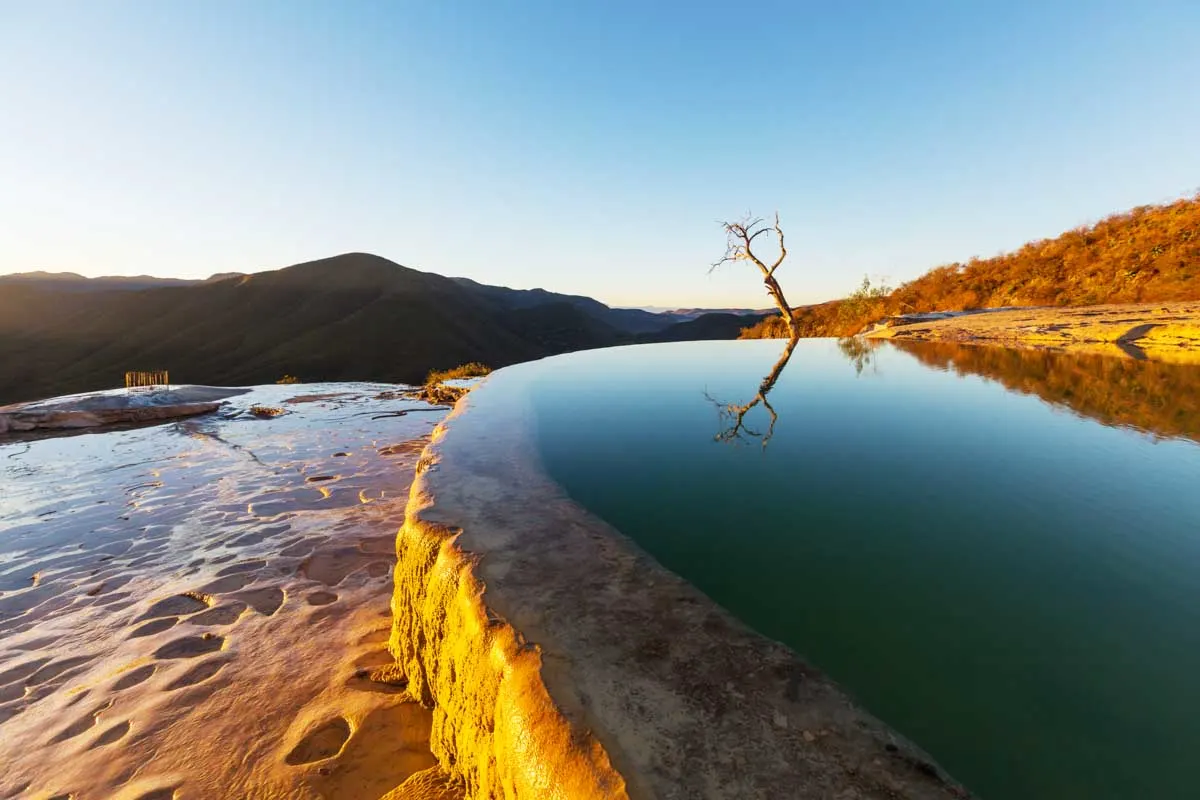 1. Hierve el Agua, Mexico: Là một trong những " bể bơi tự nhiên" đẹp nhất hành tinh, các hố nước xanh trong vắt nằm trên đỉnh đồi tại thung lũng Central của Oaxaca, chứa nhiều khoáng chất tốt cho sức khỏe.